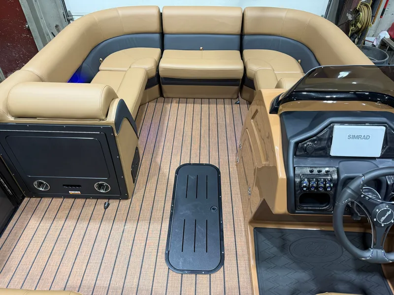 Slide: The Image of Bentley Pontoons Elite 223 Admiral Quad Lounge Tritoon 2026 - 10