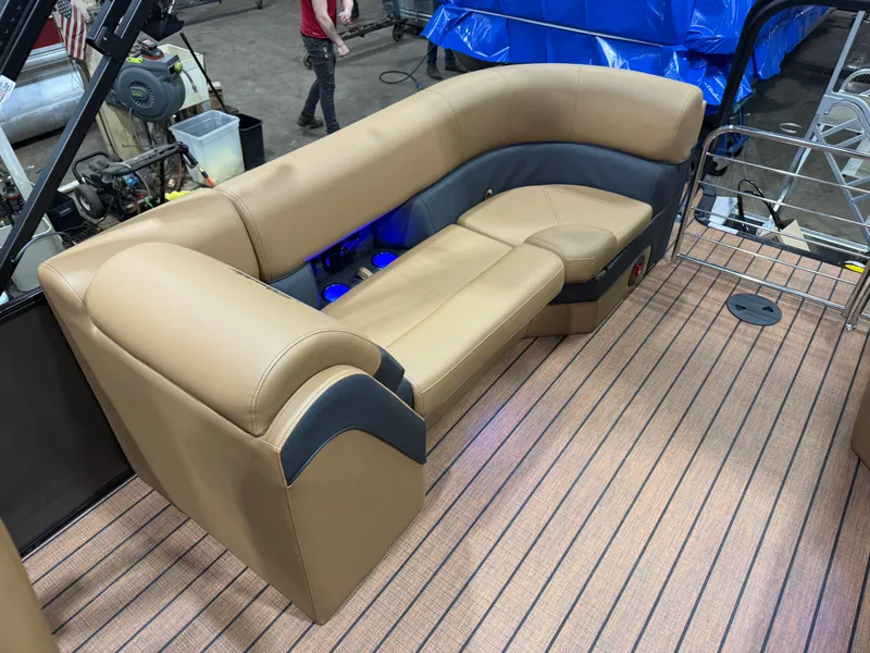 Slide: The Image of Bentley Pontoons Elite 223 Admiral Quad Lounge Tritoon 2026 - 21