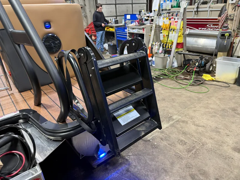 Slide: The Image of Bentley Pontoons Elite 223 Admiral Quad Lounge Tritoon 2026 - 50