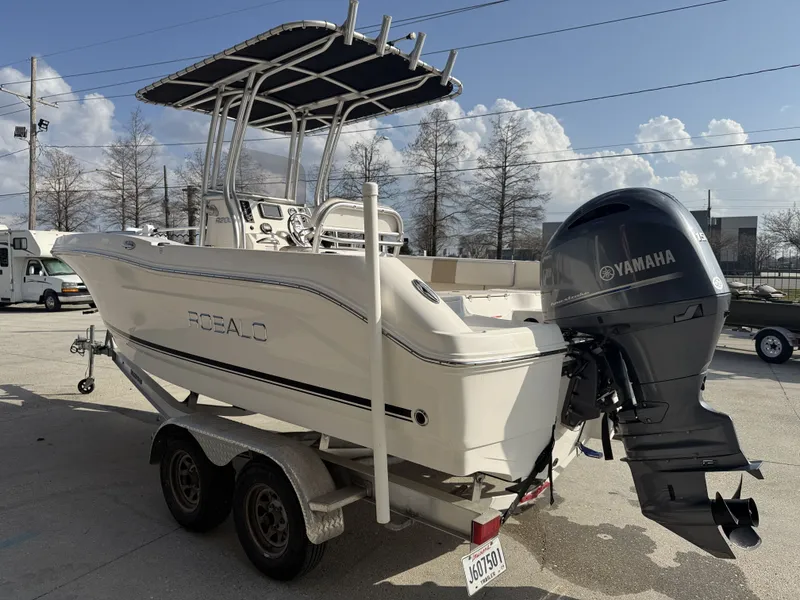 Slide: The Image of Robalo R200 Center Console 2018 - 11