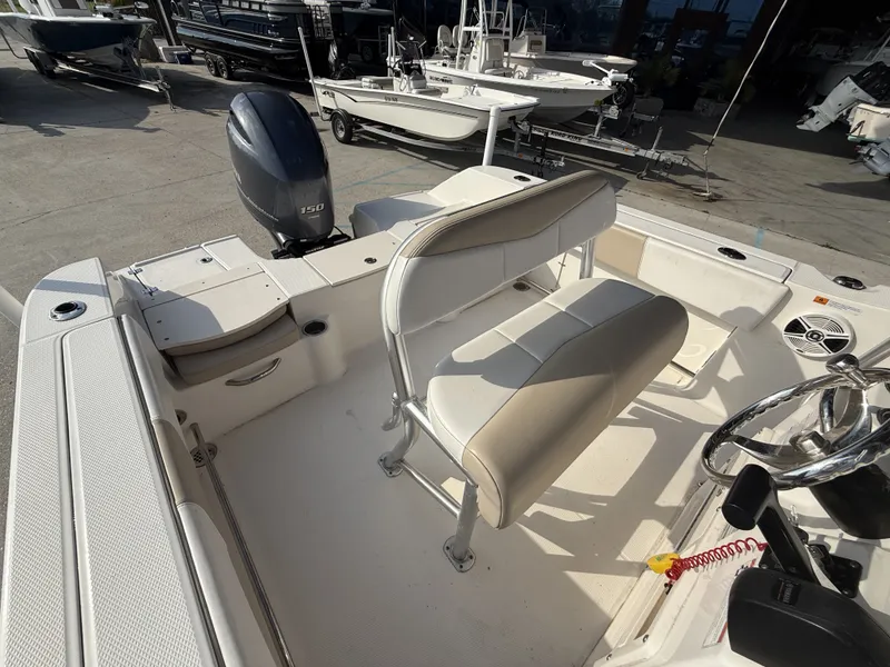 Slide: The Image of Robalo R200 Center Console 2018 - 14