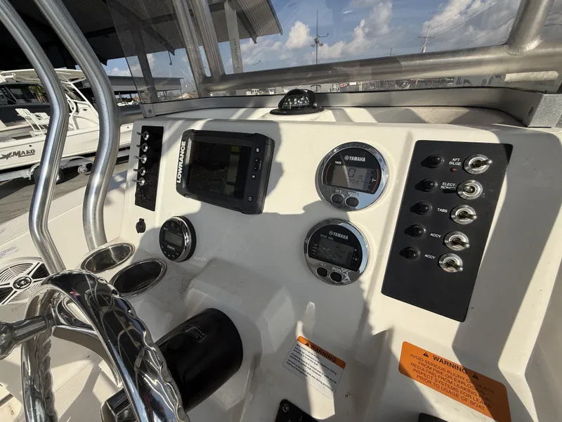 Slide: The Image of Robalo R200 Center Console 2018 - 15