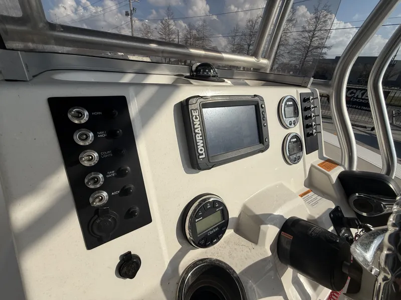Slide: The Image of Robalo R200 Center Console 2018 - 16