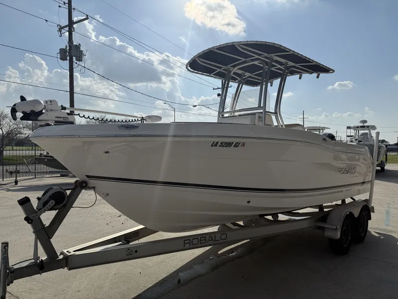 Slide: The Image of Robalo R200 Center Console 2018 - 3