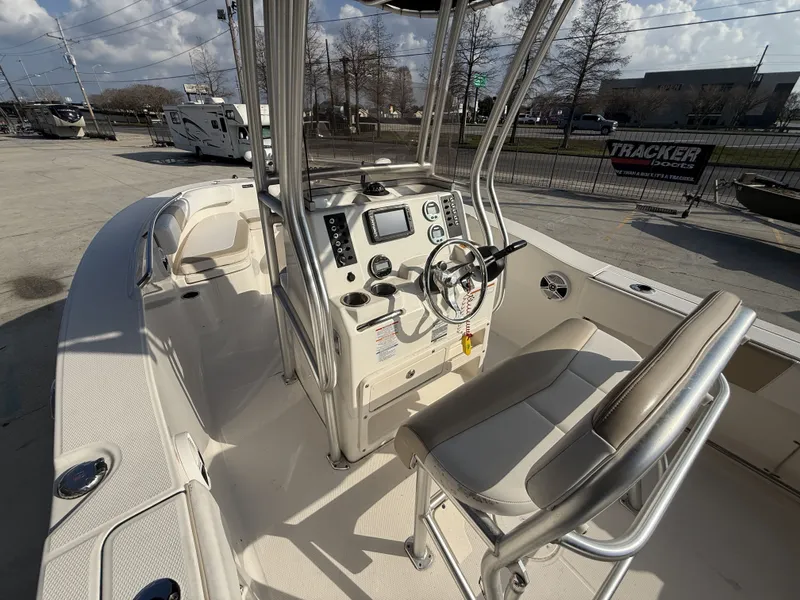 Slide: The Image of Robalo R200 Center Console 2018 - 6