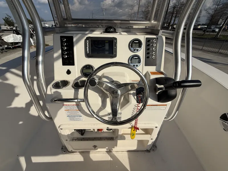 Slide: The Image of Robalo R200 Center Console 2018 - 9