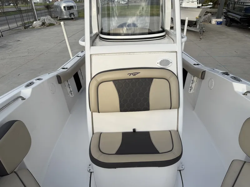 Slide: The Image of Tidewater 232 CC Adventure 2021 - 13