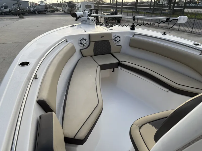 Slide: The Image of Tidewater 232 CC Adventure 2021 - 9