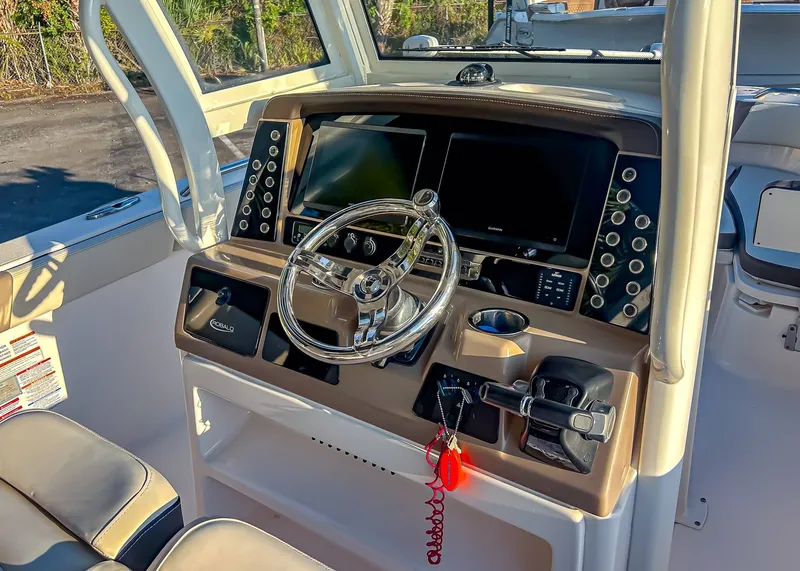 Slide: The Image of Robalo R272 Center Console 2019 - 14