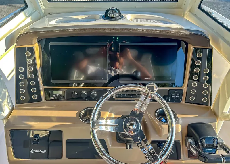 Slide: The Image of Robalo R272 Center Console 2019 - 15