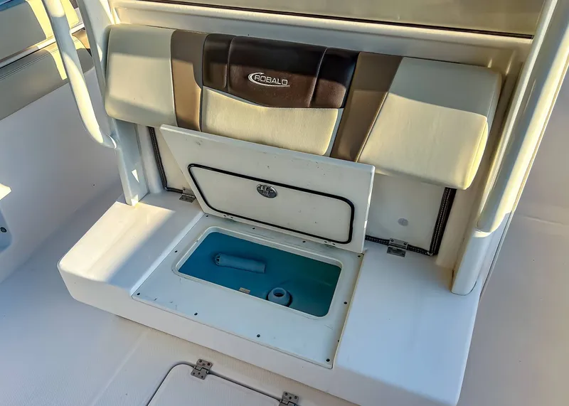 Slide: The Image of Robalo R272 Center Console 2019 - 5