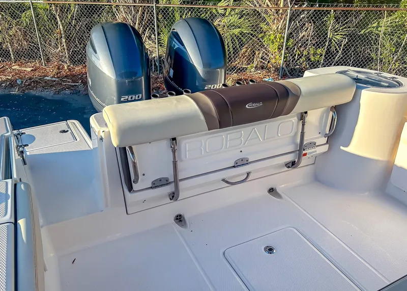 Slide: The Image of Robalo R272 Center Console 2019 - 7