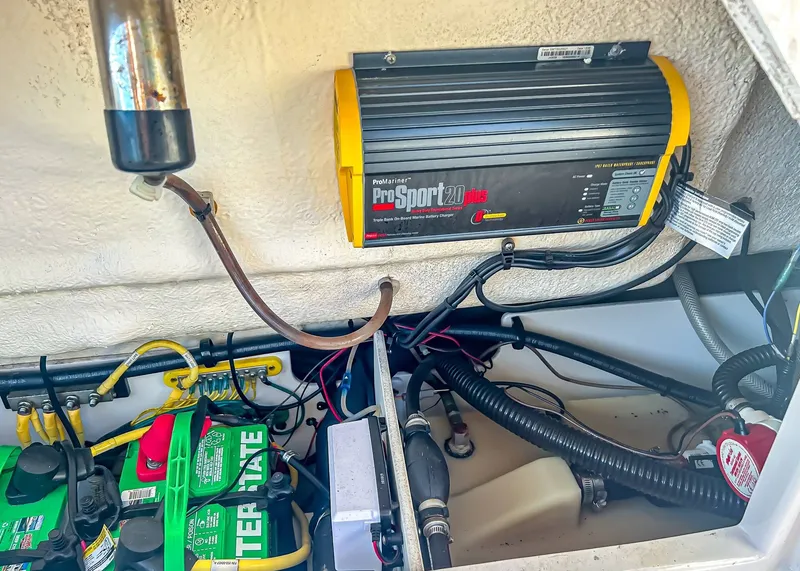 Slide: The Image of Robalo R272 Center Console 2019 - 9