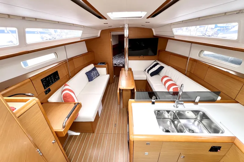 Slide: The Image of B&G navigation display on 2014 Jeanneau Sun Odyssey 379 yacht. - 28