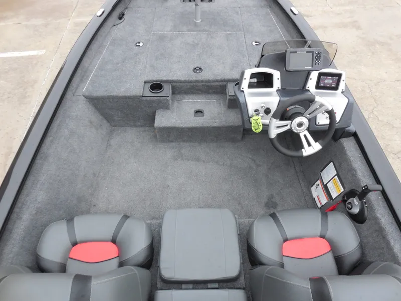 Slide: The Image of Tracker Pro 175 2025 - 10