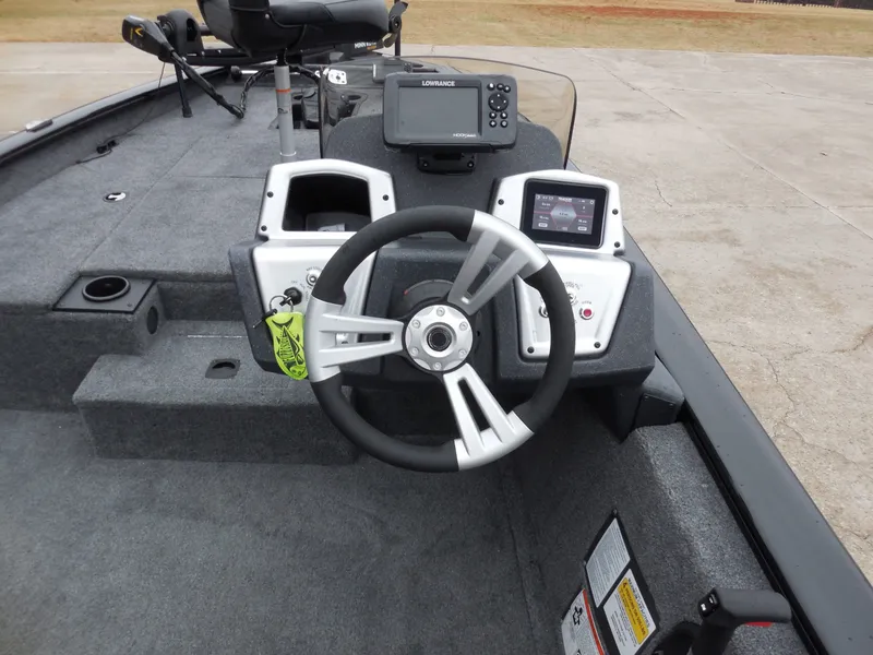 Slide: The Image of Tracker Pro 175 2025 - 11