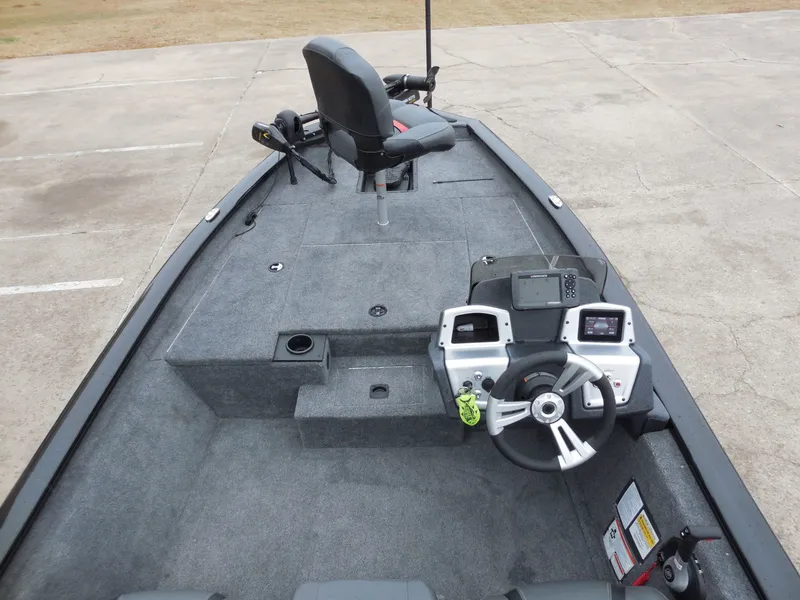 Slide: The Image of Tracker Pro 175 2025 - 14