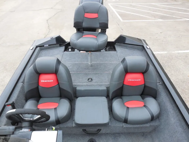 Slide: The Image of Tracker Pro 175 2025 - 18