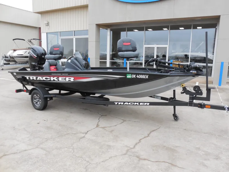 Slide: The Image of Tracker Pro 175 2025 - 3