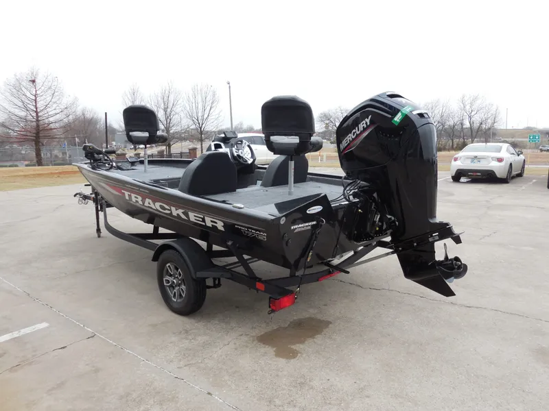 Slide: The Image of Tracker Pro 175 2025 - 6