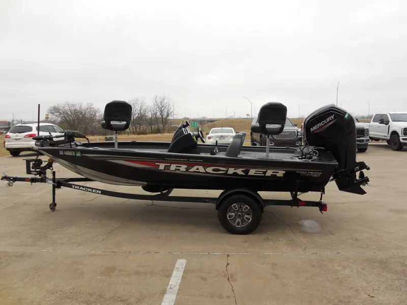 Slide: The Image of Tracker Pro 175 2025 - 7