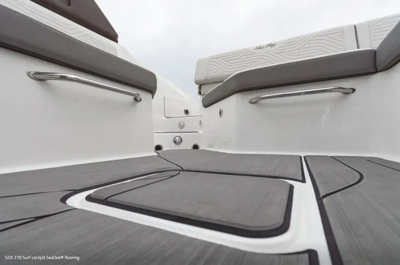 Slide: The Image of Sea Ray 270 SDX Surf 2026 - 10