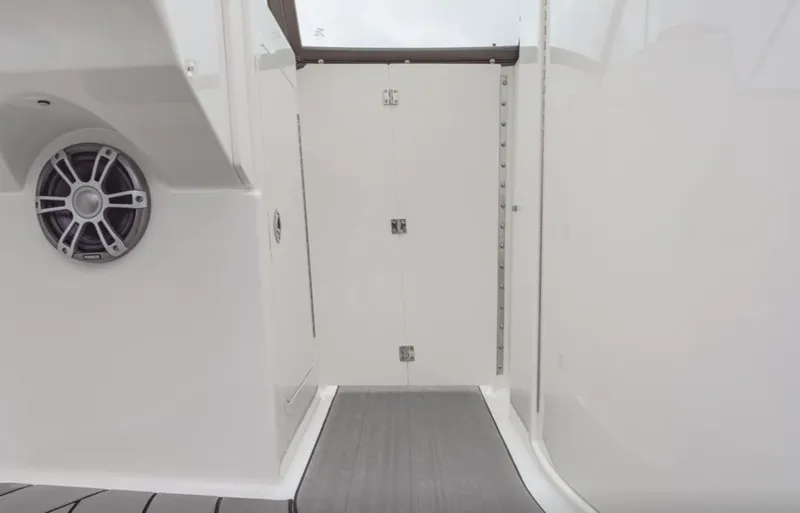 Slide: The Image of Sea Ray 270 SDX Surf 2026 - 12