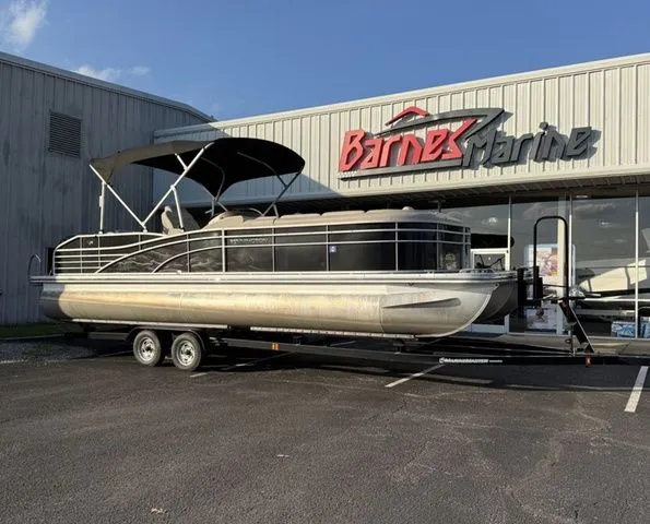 The Image of Bennington 2550 RCL 2015 - 1