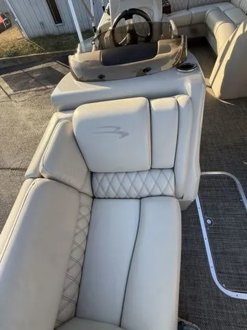 Slide: The Image of Bennington 2550 RCL 2015 - 12