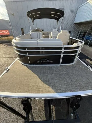 Slide: The Image of Bennington 2550 RCL 2015 - 3