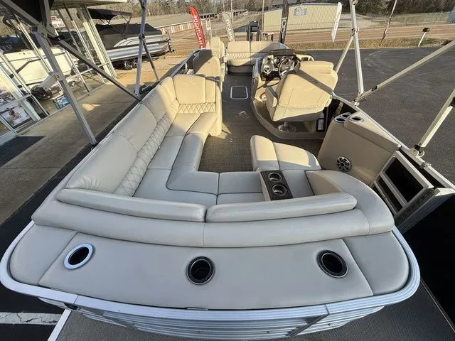 Slide: The Image of Bennington 2550 RCL 2015 - 9