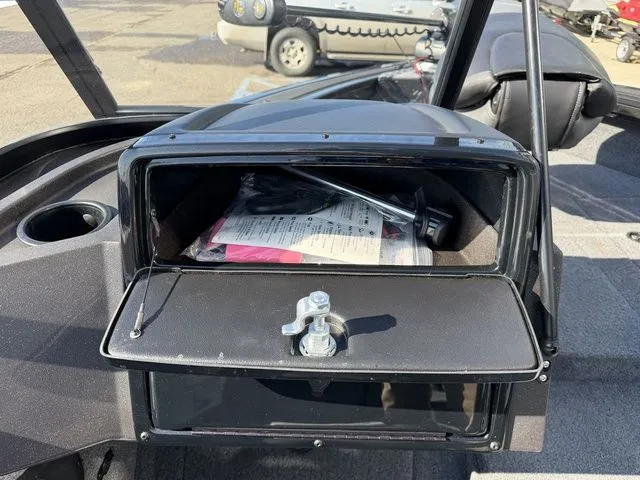 Slide: The Image of Tracker Targa V-18 WT 2023 - 13