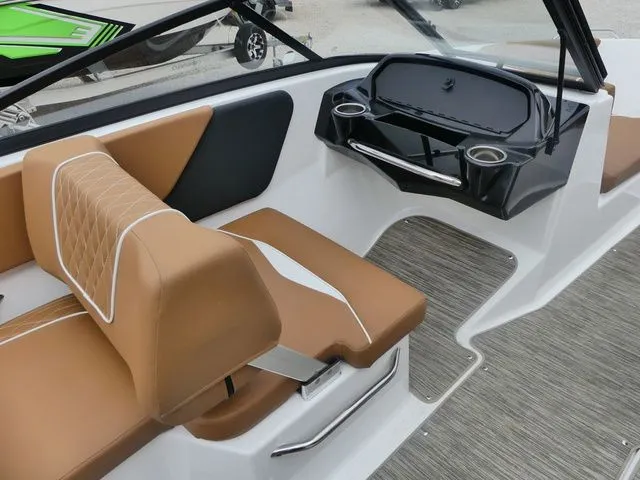 Slide: The Image of Glastron GX 215 2022 - 12