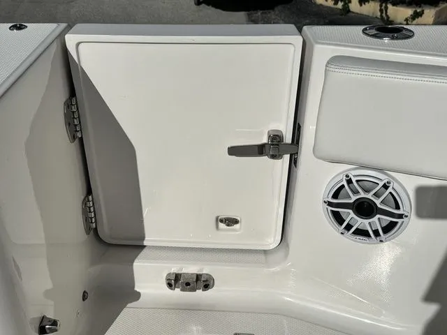 Slide: The Image of Robalo R270 Center Console 2024 - 15