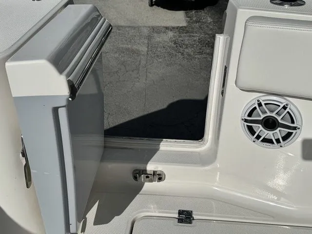Slide: The Image of Robalo R270 Center Console 2024 - 16