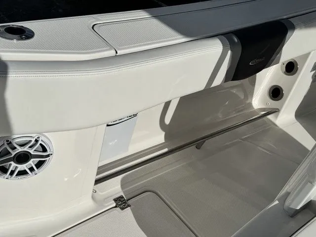 Slide: The Image of Robalo R270 Center Console 2024 - 17