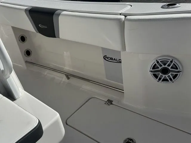 Slide: The Image of Robalo R270 Center Console 2024 - 18