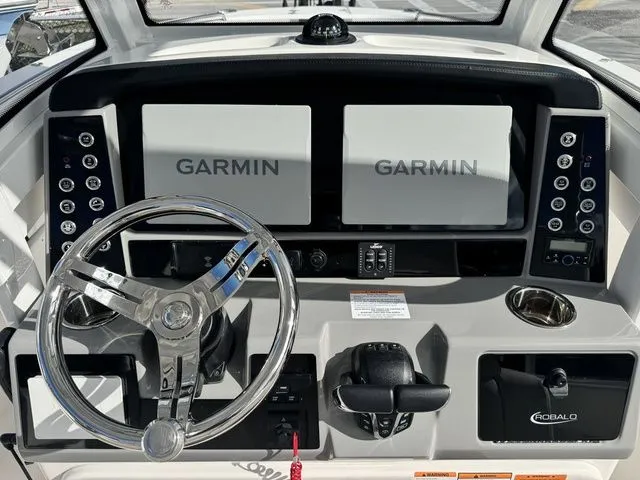 Slide: The Image of Robalo R270 Center Console 2024 - 20