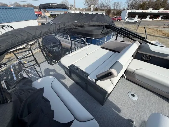 Slide: The Image of Godfrey Sweetwater 2286 SFL - Yamaha 250 SHO 2026 - 5