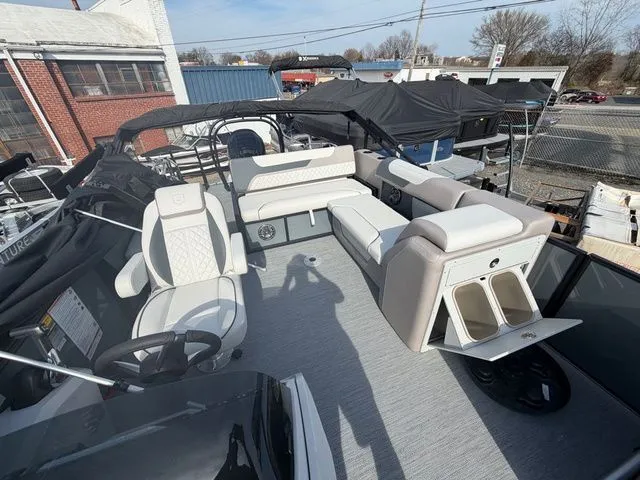 Slide: The Image of Godfrey Sweetwater 2286 SFL - Yamaha 250 SHO 2026 - 6