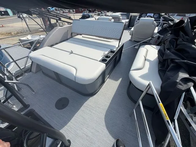 Slide: The Image of Godfrey Sweetwater 2286 SFL - Yamaha 250 SHO 2026 - 7