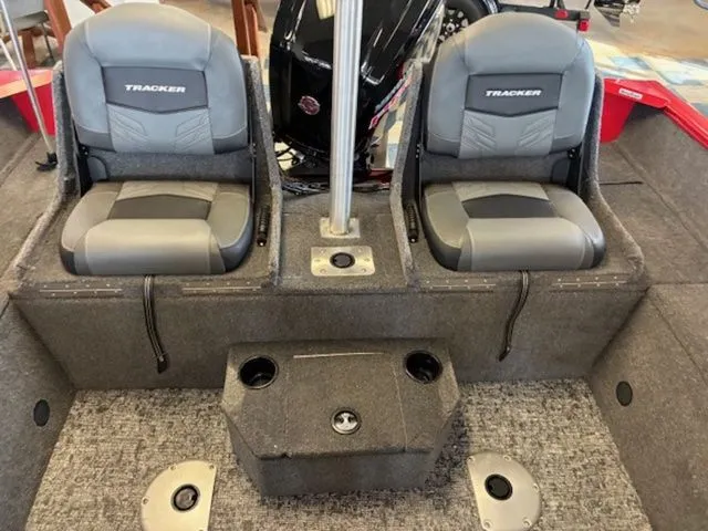 Slide: The Image of Tracker PRV 175CB 2026 - 15