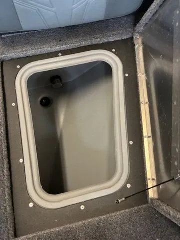 Slide: The Image of Tracker PRV 175CB 2026 - 19