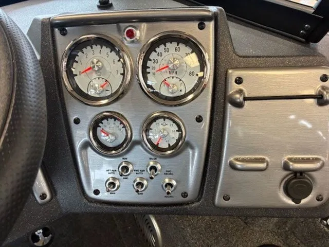 Slide: The Image of Tracker PRV 175CB 2026 - 26