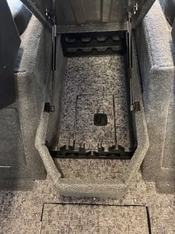 Slide: The Image of Tracker PRV 175CB 2026 - 28