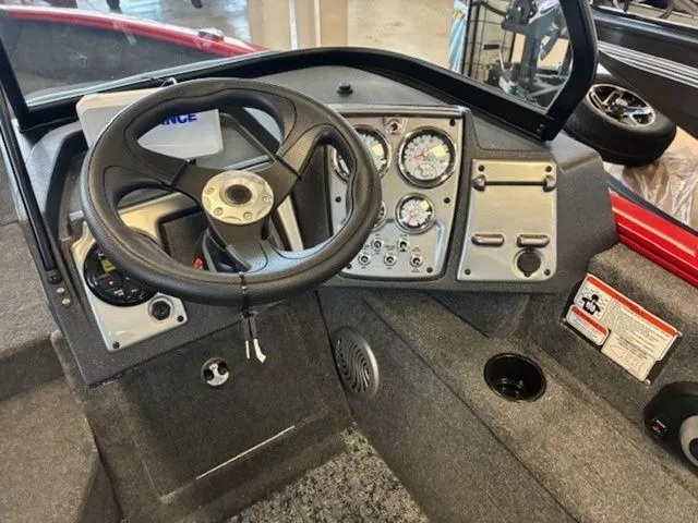 Slide: The Image of Tracker PRV 175CB 2026 - 29