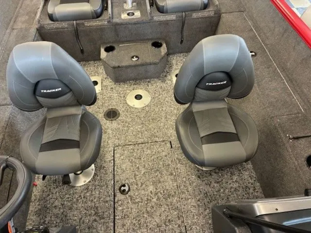 Slide: The Image of Tracker PRV 175CB 2026 - 30