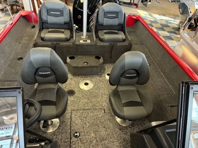 Slide: The Image of Tracker PRV 175CB 2026 - 32