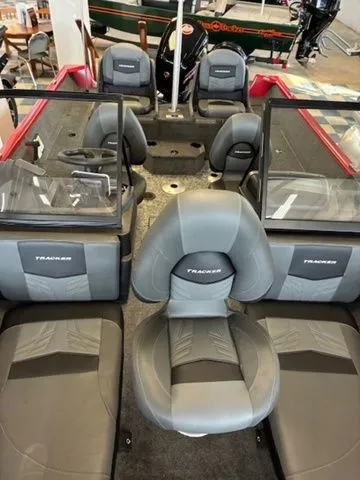 Slide: The Image of Tracker PRV 175CB 2026 - 34