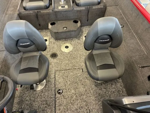 Slide: The Image of Tracker PRV 175CB 2026 - 9